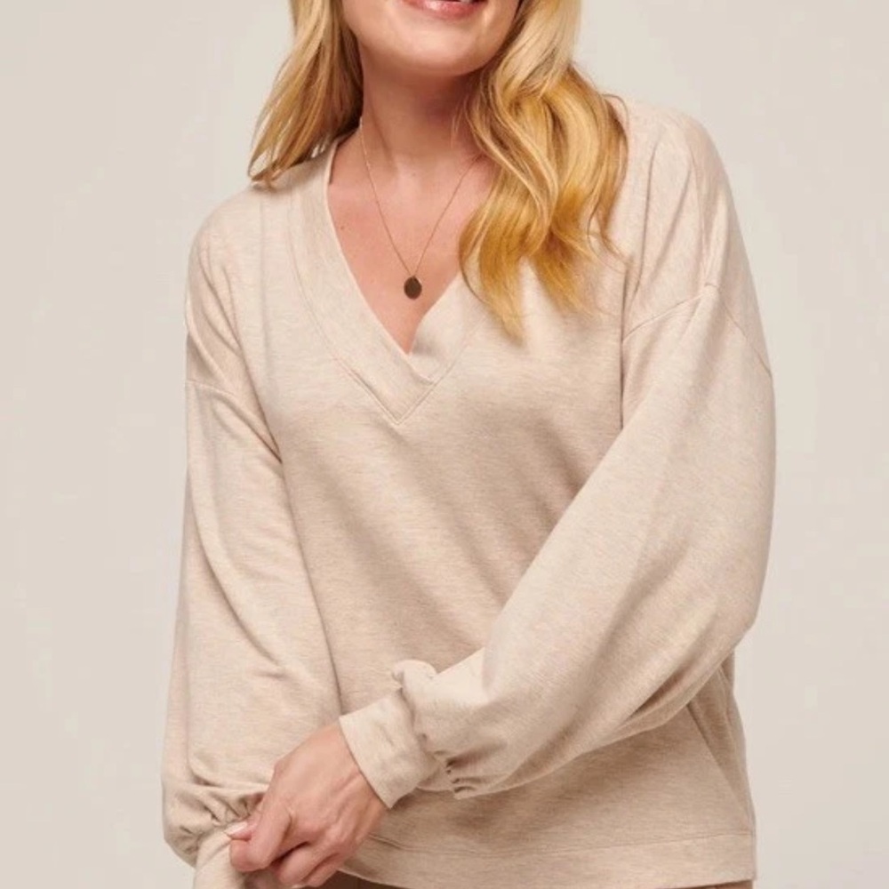 TravisMathew Women’s Beige V-Neck Long Sleeve Top Medium Soft Casual